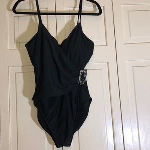 Shape FX Swim one piece Underwire Jeweled Buckle on Side Figure Flattering SZ 14